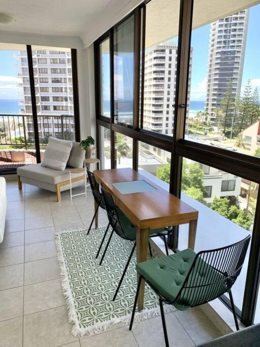 Surfers Paradise 1 Bedroom Bright, Spacious, 3 Min To Beach, Stunning Views * Gold Coast