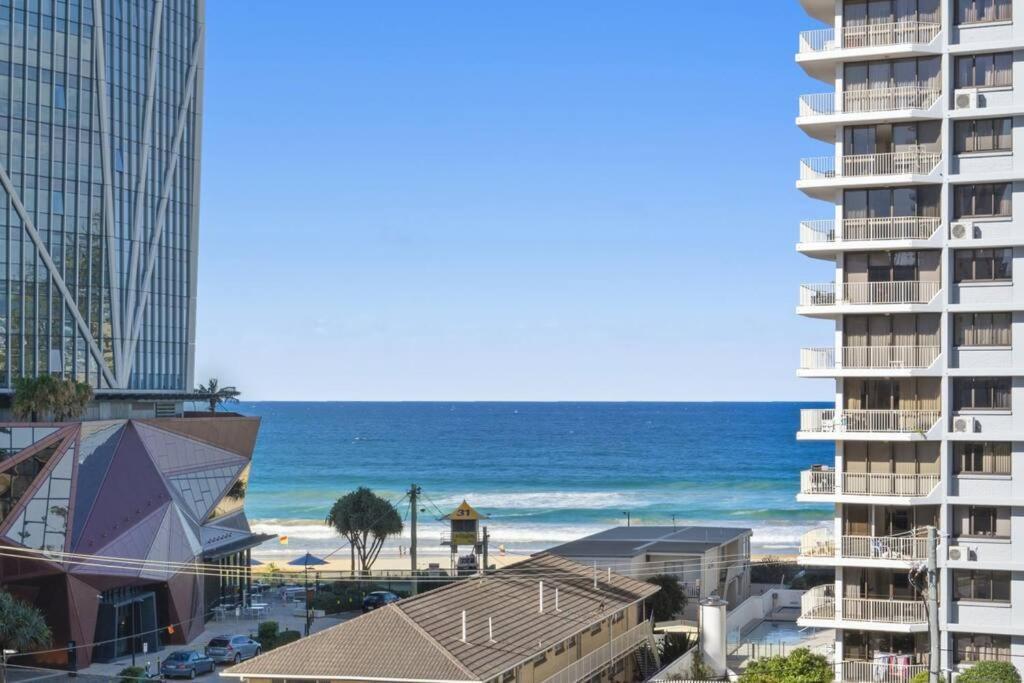 Surfers Paradise 1 Bedroom Bright, Spacious, 3 Min To Beach, Stunning Views Apartment *