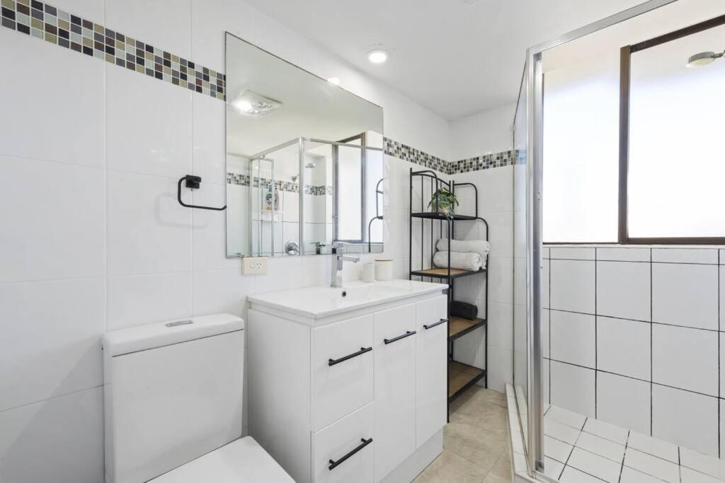 Surfers Paradise 1 Bedroom Bright, Spacious, 3 Min To Beach, Stunning Views *