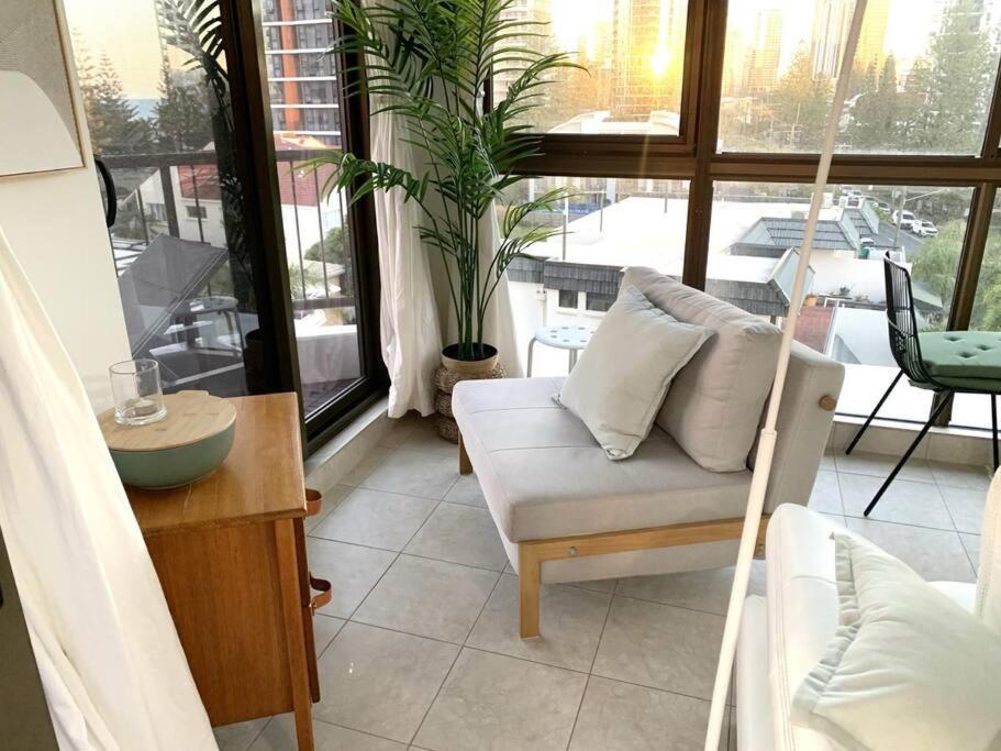 Apartment Surfers Paradise 1 Bedroom Bright, Spacious, 3 Min To Beach, Stunning Views