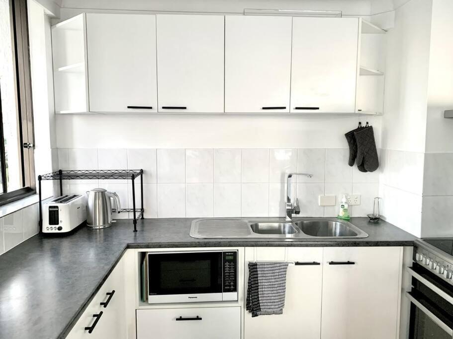 Surfers Paradise 1 Bedroom Bright, Spacious, 3 Min To Beach, Stunning Views Apartment Gold Coast