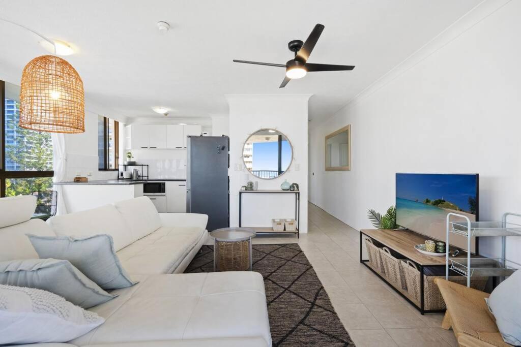 Surfers Paradise 1 Bedroom Bright, Spacious, 3 Min To Beach, Stunning Views Apartment