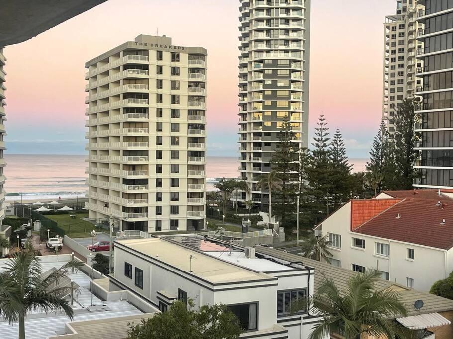 Surfers Paradise 1 Bedroom Bright, Spacious, 3 Min To Beach, Stunning Views *