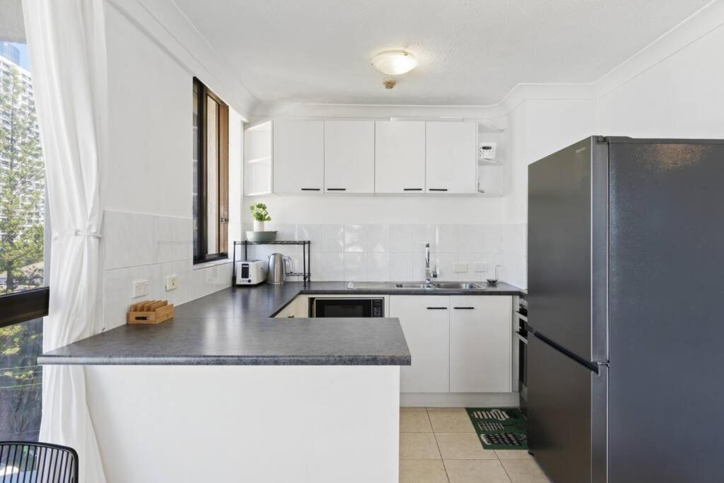 Surfers Paradise 1 Bedroom Bright, Spacious, 3 Min To Beach, Stunning Views Gold Coast