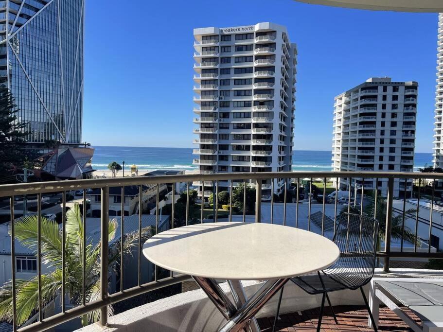 Surfers Paradise 1 Bedroom Bright, Spacious, 3 Min To Beach, Stunning Views * Gold Coast
