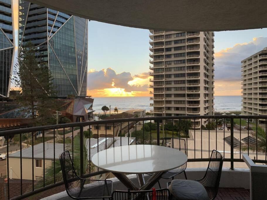 Apartment Surfers Paradise 1 Bedroom Bright, Spacious, 3 Min To Beach, Stunning Views