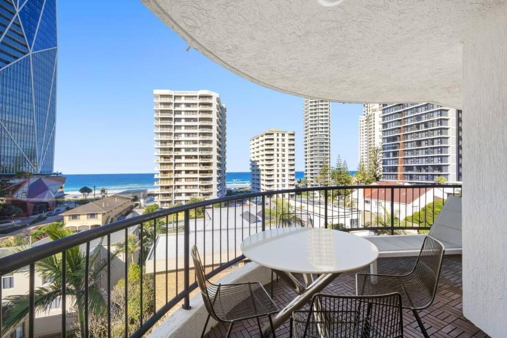 Surfers Paradise 1 Bedroom Bright, Spacious, 3 Min To Beach, Stunning Views Apartment *