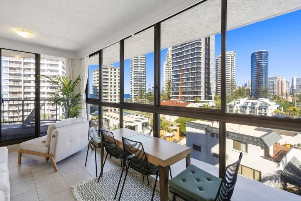 Surfers Paradise 1 Bedroom Bright, Spacious, 3 Min To Beach, Stunning Views Apartment *