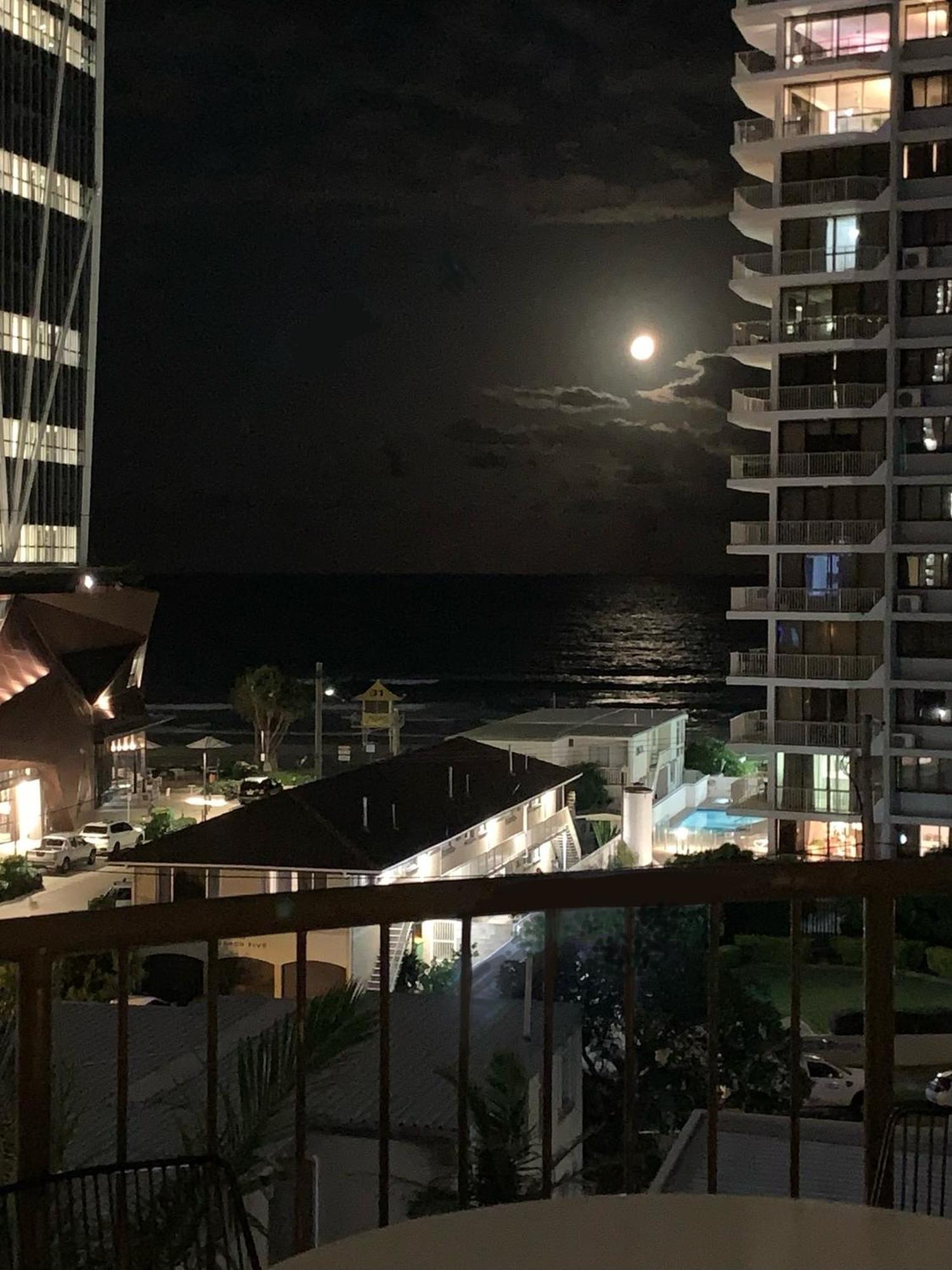 Surfers Paradise 1 Bedroom Bright, Spacious, 3 Min To Beach, Stunning Views