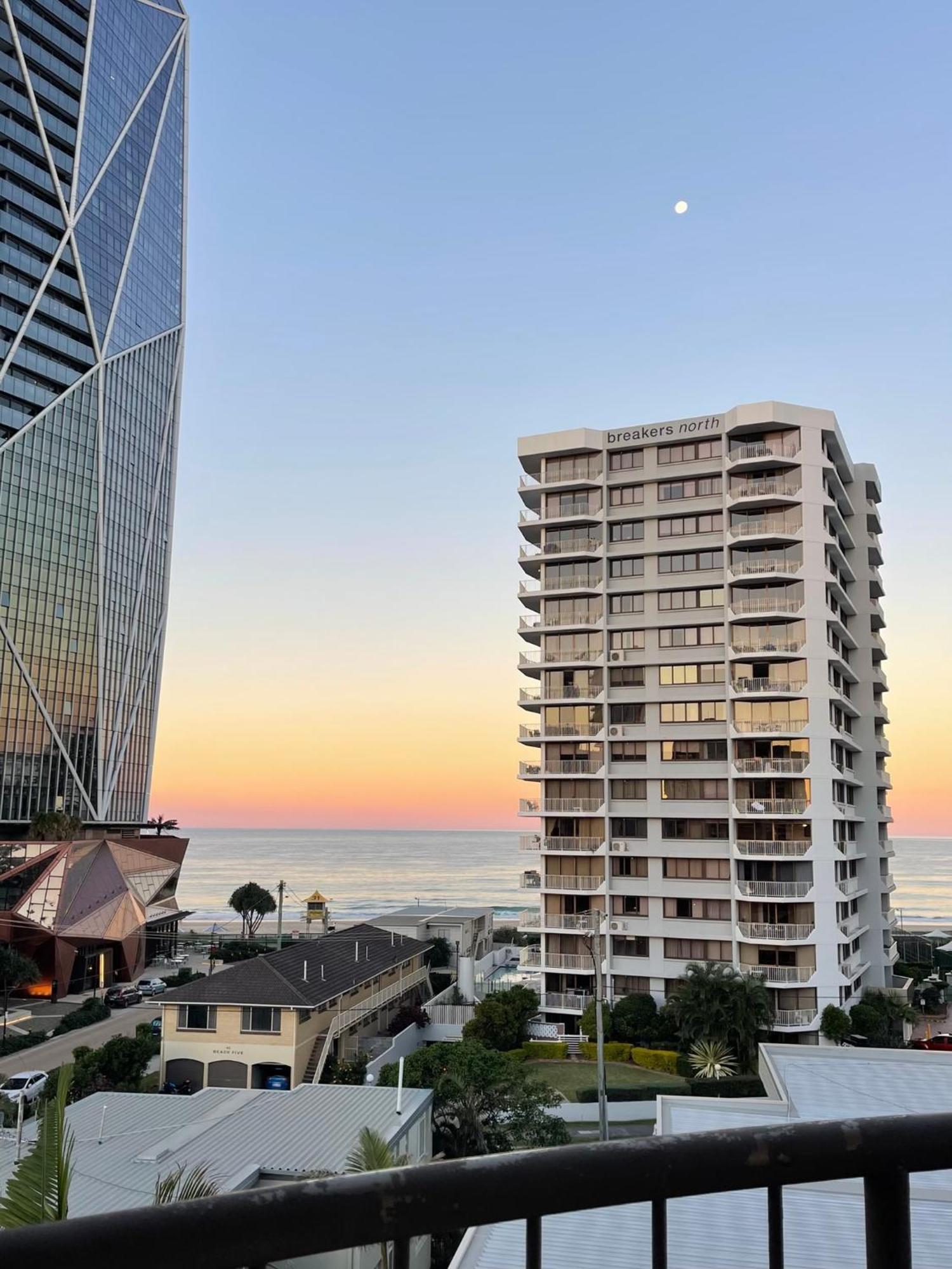 Surfers Paradise 1 Bedroom Bright, Spacious, 3 Min To Beach, Stunning Views Apartment Gold Coast